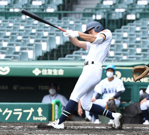 阿南光対沖縄尚学 1回裏沖縄尚学2死一塁、左翼線に適時二塁打を放つ知念(撮影・和賀正仁)