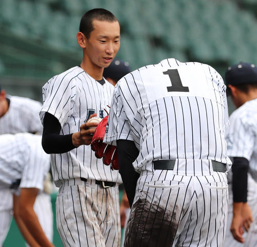 阿南光対沖縄尚学 179球完投も敗戦投手となりなみだをみせる阿南光・森山(1番)、左は岡川捕手(撮影・清水貴仁)