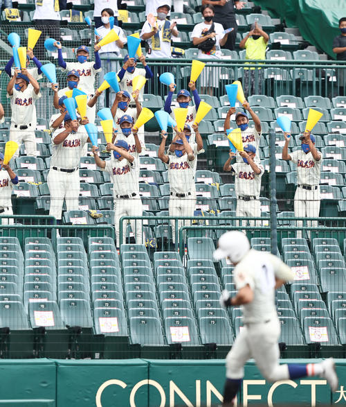 鹿島学園対盛岡大付 4回裏盛岡大付2死一、二塁、平内(手前)の3点本塁打に盛り上がるスタンドの応援団(撮影・垰建太)