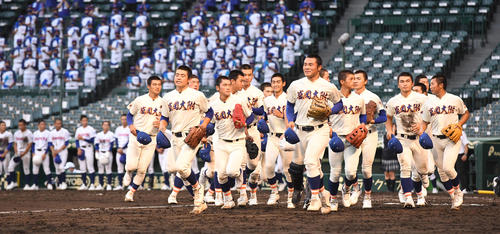 鹿島学園対盛岡大付 鹿島学園に勝利し応援団に報告する盛岡大付ナイン(撮影・和賀正仁)