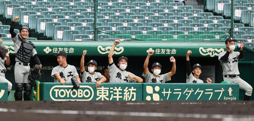 熊本工対長崎商 1回表熊本工無死三塁、先制に盛り上がる熊本工ナイン(撮影・清水貴仁)