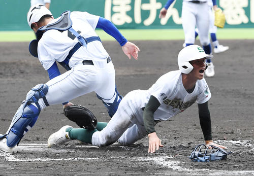 明明豊対専大松戸 1回裏専大松戸1死一、三塁、打者大森の時、一走奥田が二盗し三走石井が本盗に成功する(撮影・和賀正仁)