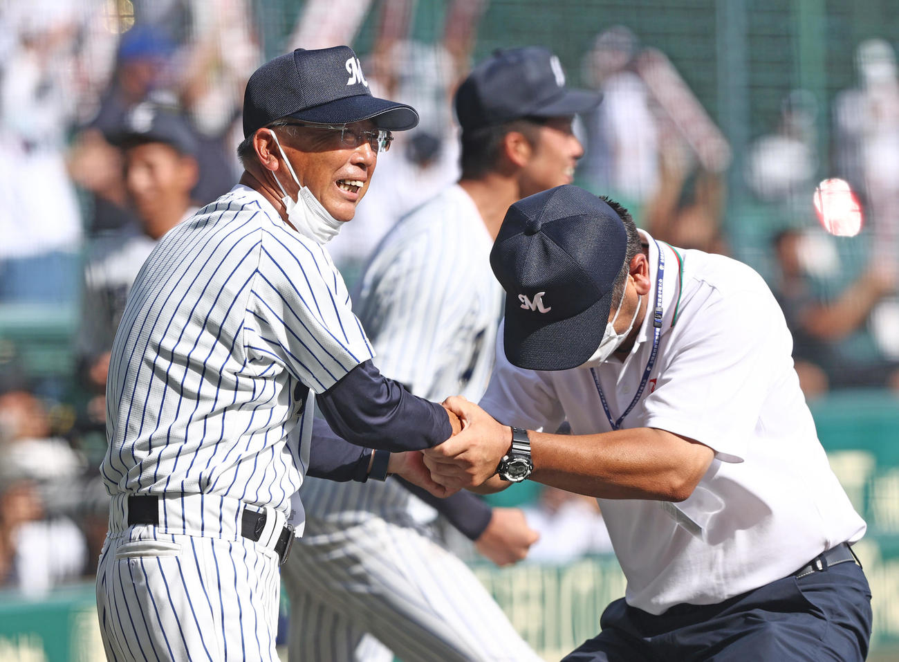 県岐阜商対明徳義塾　サヨナラ勝利に満面の笑顔で歓喜の握手を交わす明徳義塾・馬淵監督（左）（撮影・垰建太）
