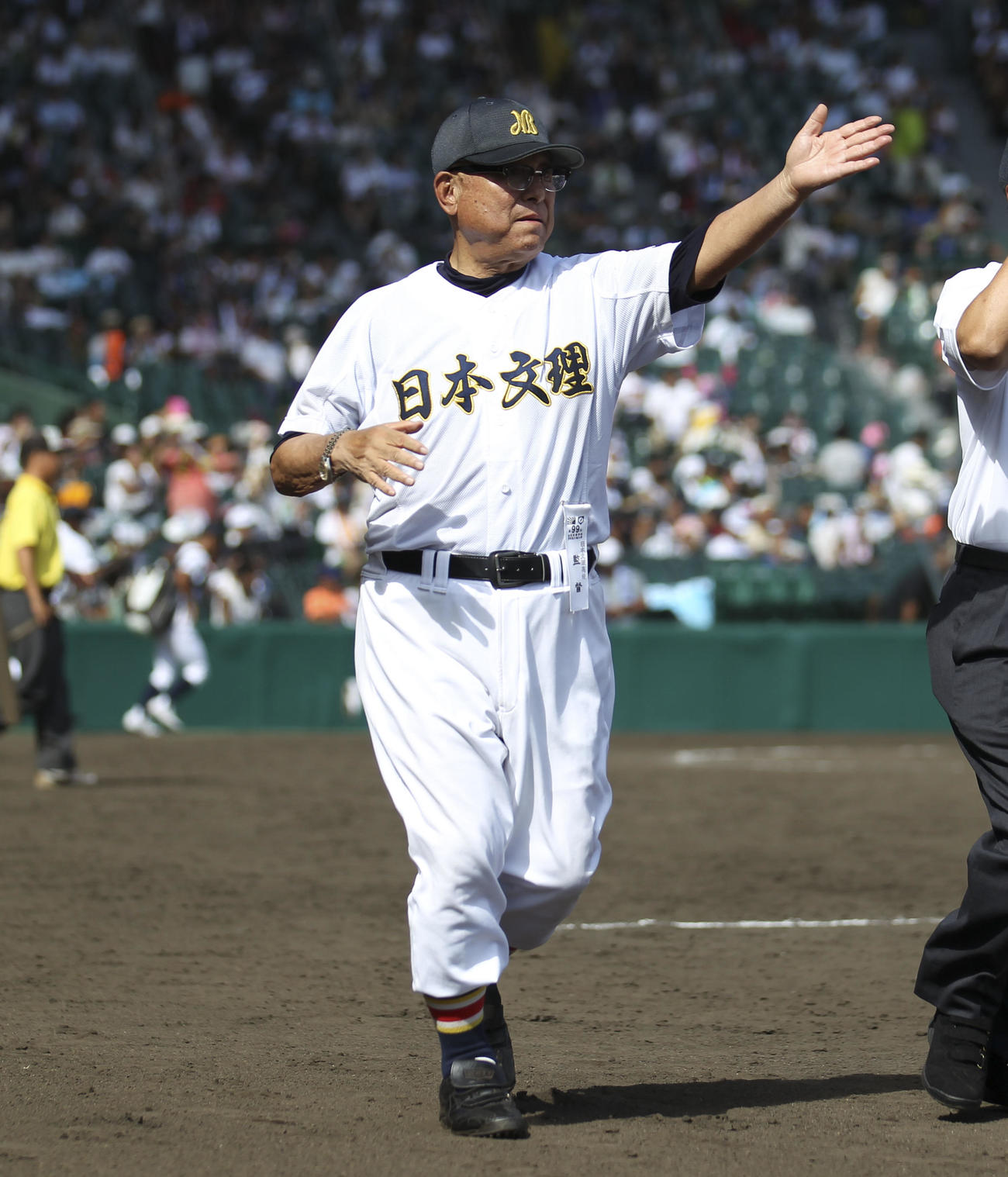 17年夏1回戦の鳴戸渦潮戦に勝利し、スタンドにあいさつに向かう大井監督（17年8月12日撮影）