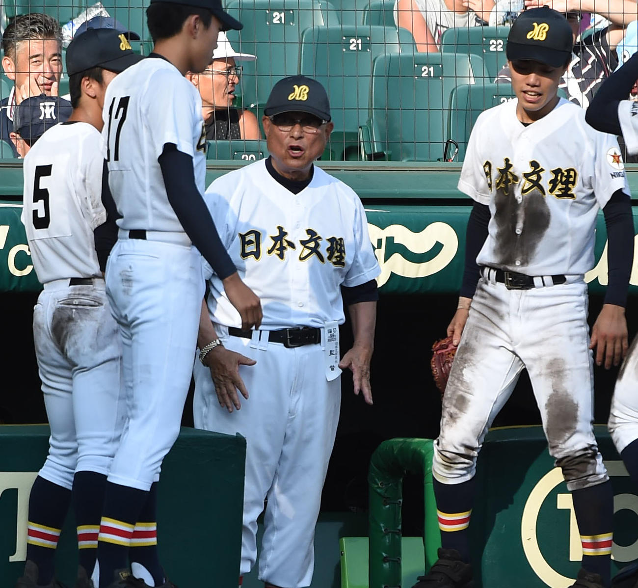 17年夏2回戦、仙台育英戦の9回、選手に指示を出す大井監督（17年8月17日撮影）
