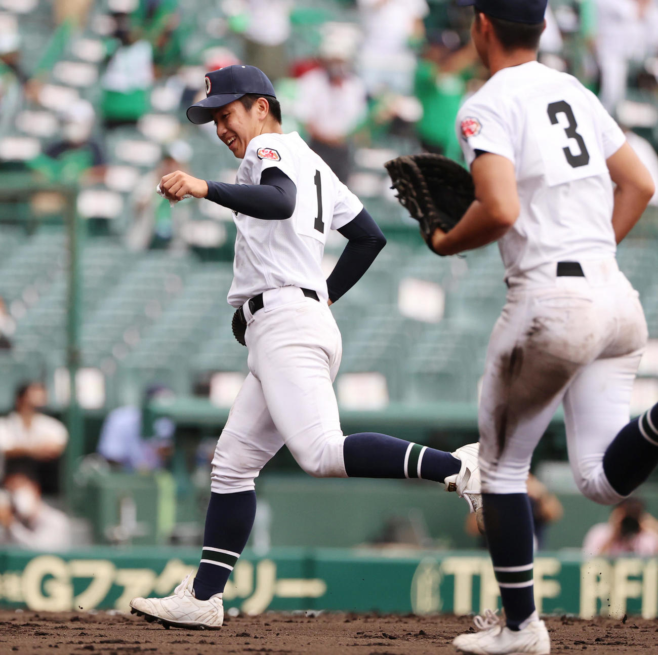 阿南光対沖縄尚学　完封勝利にガッツポーズをみせる沖縄尚学・當山（左）（撮影・清水貴仁）