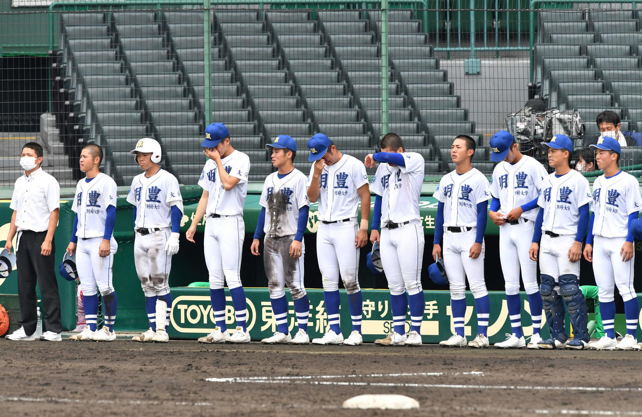 明豊対専大松戸　専大松戸に敗れ、ベンチ前で涙ぐむ明豊ナイン（撮影・岩下翔太）