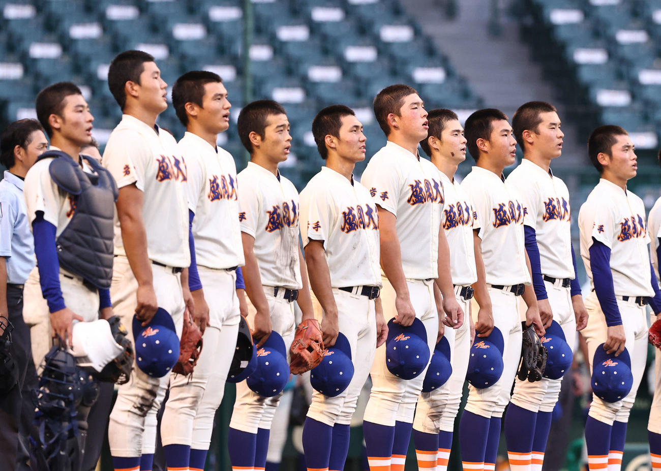 鹿島学園対盛岡大付　鹿島学園に勝利し校歌を歌う盛岡大付ナイン（撮影・垰建太）