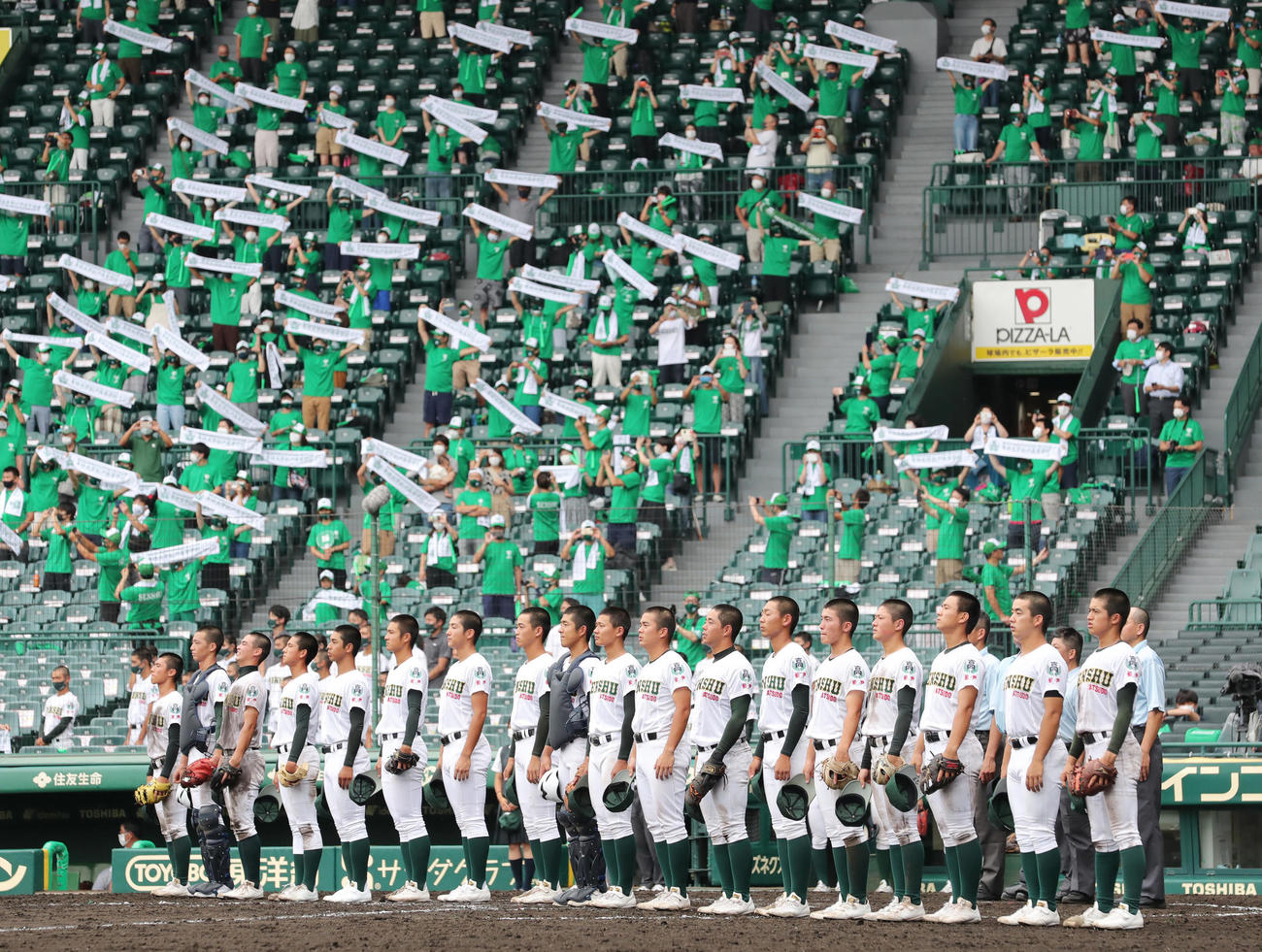 明豊対専大松戸　明豊に勝利し校歌を歌う専大松戸ナイン（撮影・垰建太）