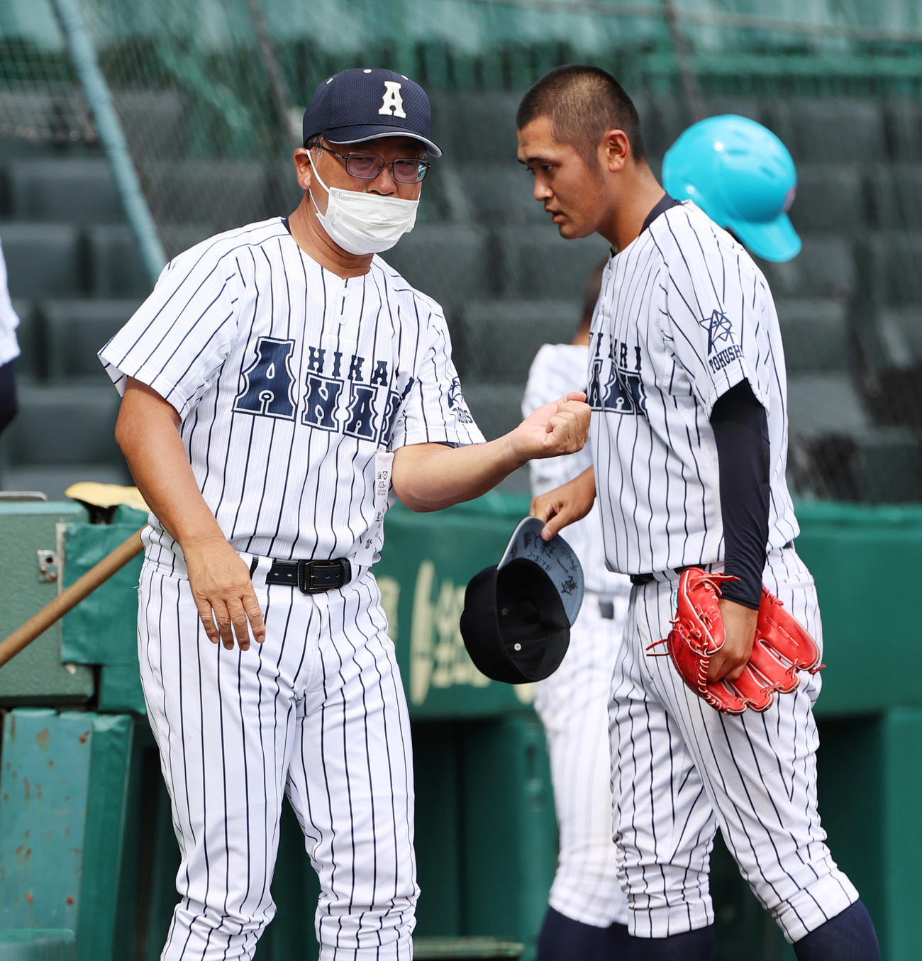 阿南光対沖縄尚学　5回を終えナインに指示を出す阿南光・中山監督（左）、右は森山（撮影・清水貴仁）