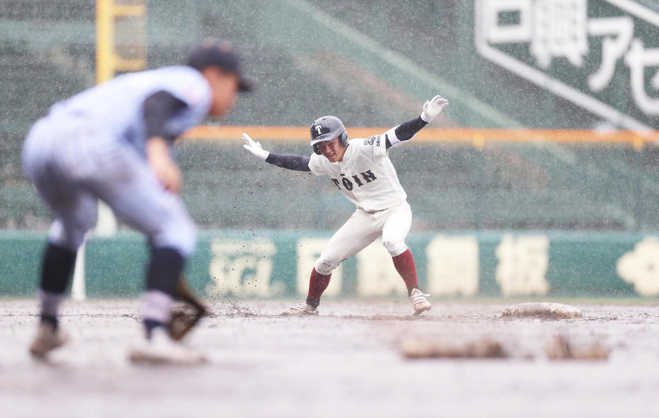 東海大菅生対大阪桐蔭　7回裏大阪桐蔭2死一、二塁、右越え2点適時二塁打を放つ田近（撮影・清水貴仁）