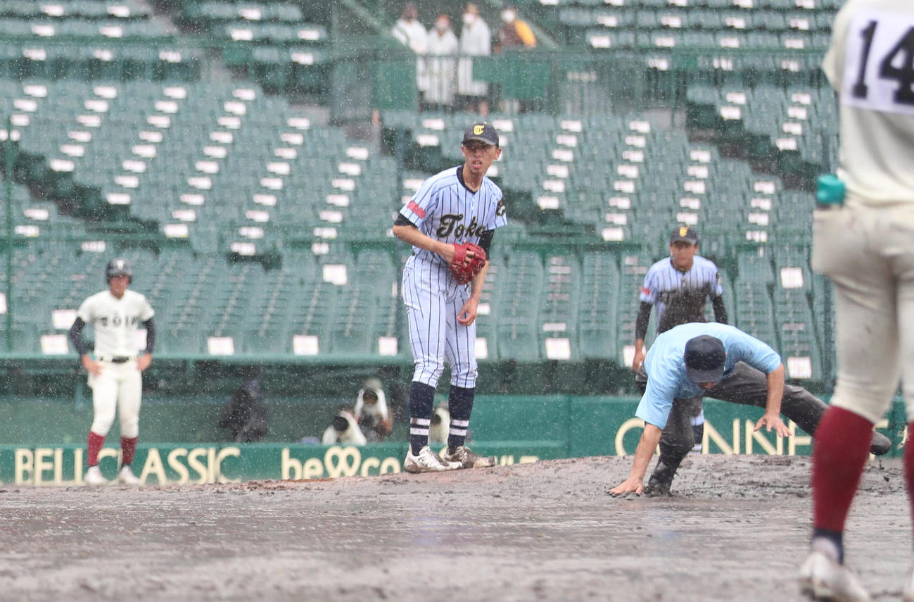 東海大菅生対大阪桐蔭　7回裏大阪桐蔭、雨で審判も足を滑らせる（撮影・清水貴仁）