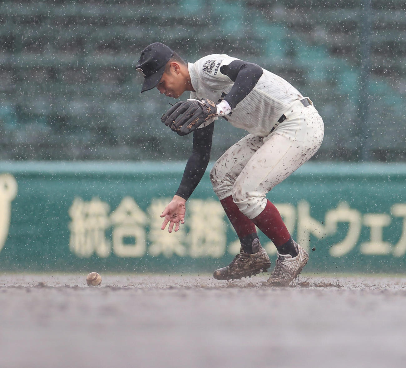 東海大菅生対大阪桐蔭　8回表東海大菅生1死一塁、本田の打球は雨で転がらず遊撃内野安打となる（撮影・清水貴仁）