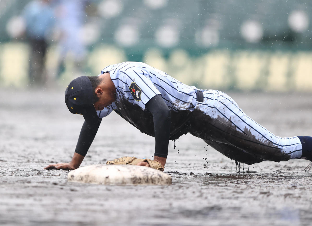 東海大菅生対大阪桐蔭　7回裏大阪桐蔭1死、宮下の打球に飛びつき三直とした小池のユニホームから泥がしたたる（撮影・垰建太）
