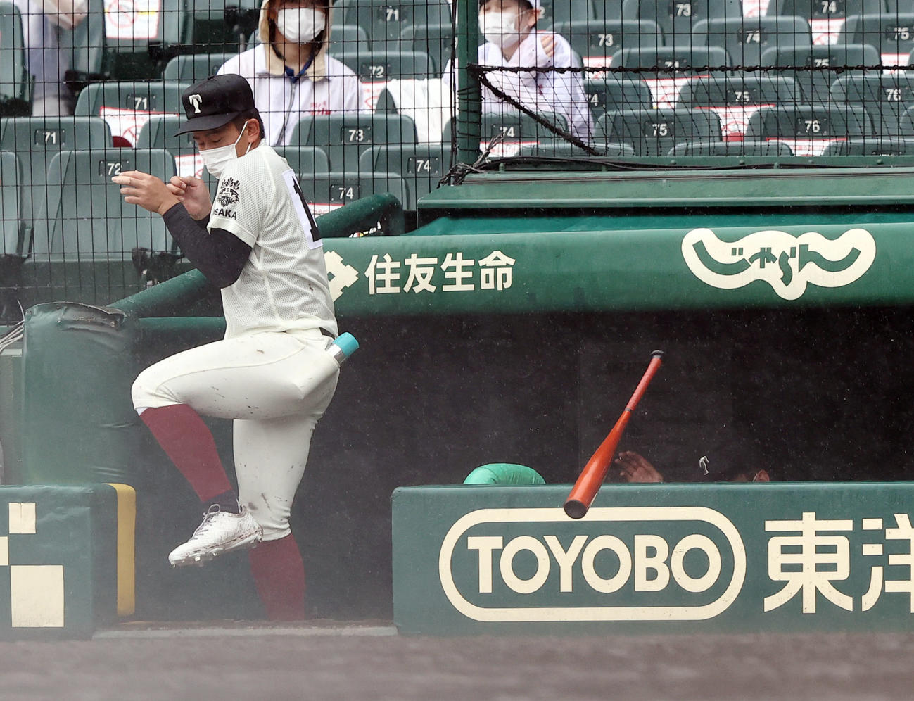 東海大菅生対大阪桐蔭　8回表東海大菅生1死一塁、本田が手を滑らせ飛んでいったバットは大阪桐蔭ベンチナインに当たりそうになる（撮影・垰建太）