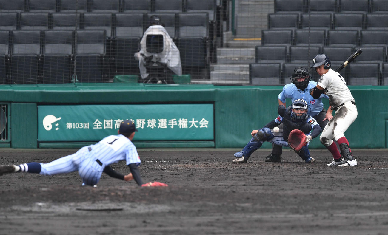 東海大菅生対大阪桐蔭　5回裏大阪桐蔭2死一、二塁、宮下への投球で足をすべらせマウンドで転倒する東海大菅生・本田（撮影・岩下翔太）