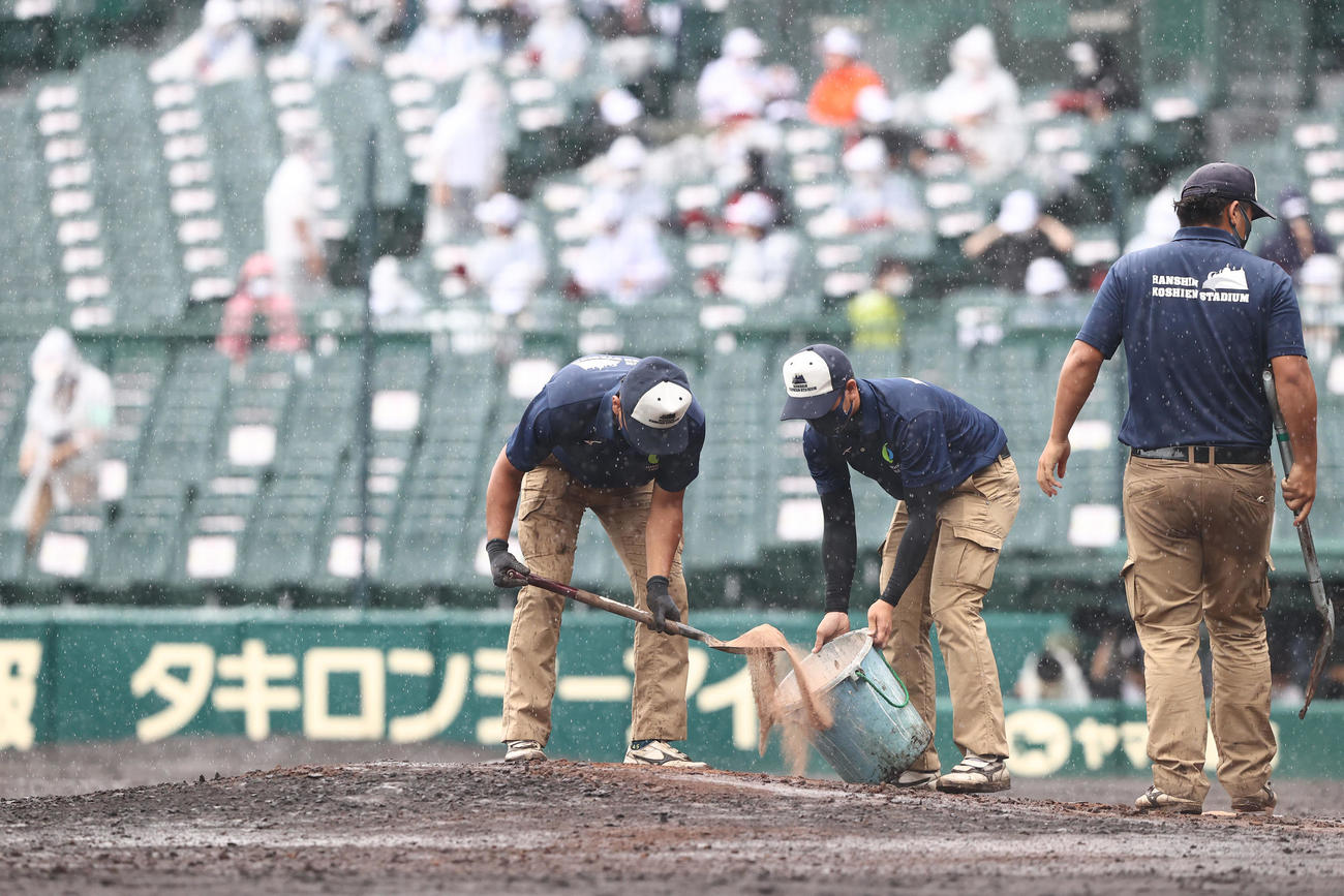 東海大菅生対大阪桐蔭　イニング間にマウンドを整備する阪神園芸（撮影・垰建太）