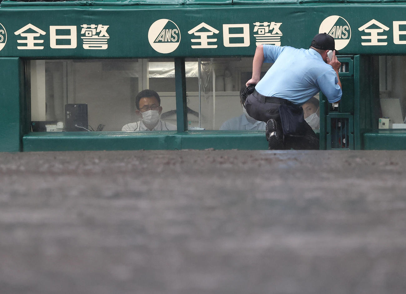 東海大菅生対大阪桐蔭　8回表東海大菅生1死一、二塁、本部と連絡をとる球審（撮影・垰建太）