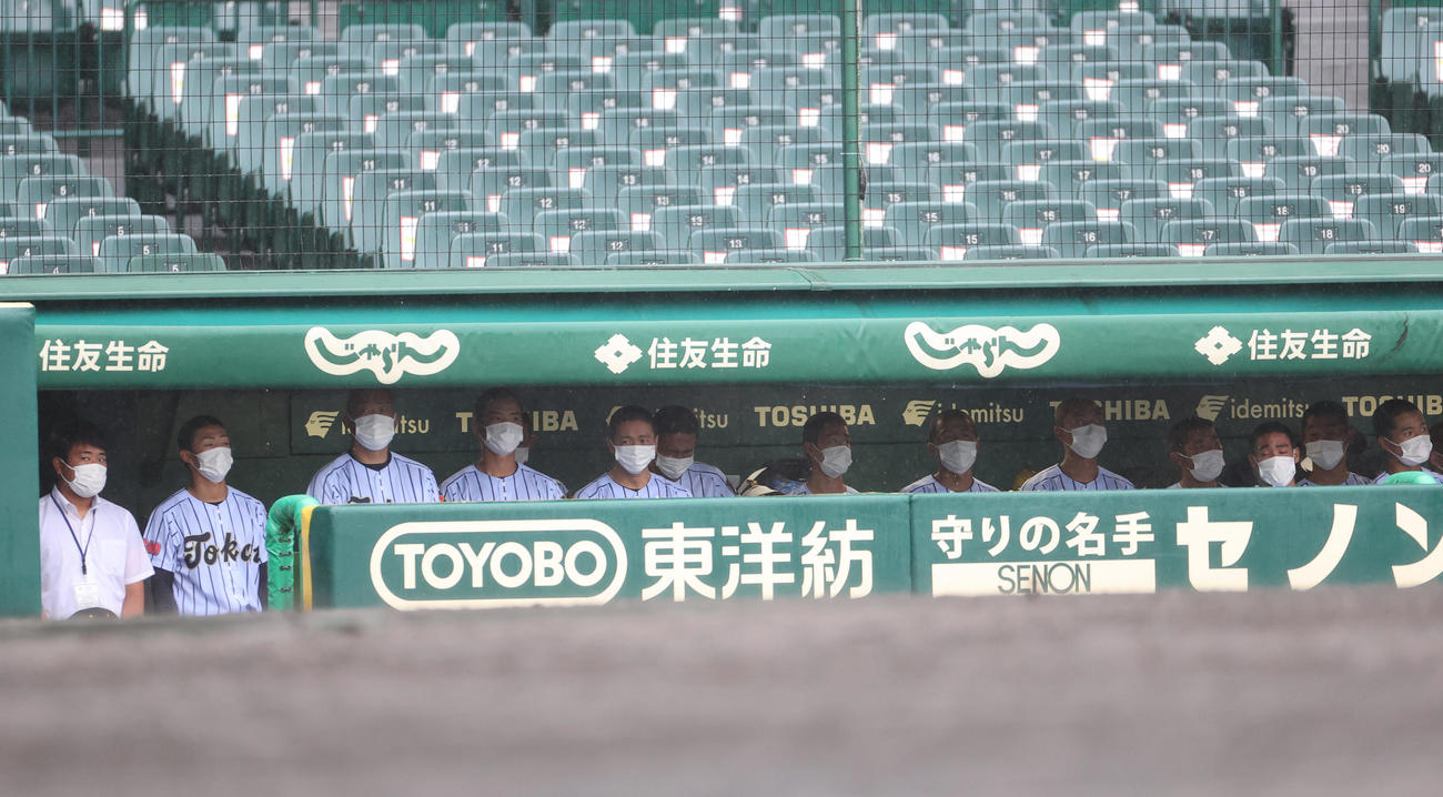 東海大菅生対大阪桐蔭　コールドゲームとなりぼうぜんとする東海大菅生ナイン（撮影・清水貴仁）