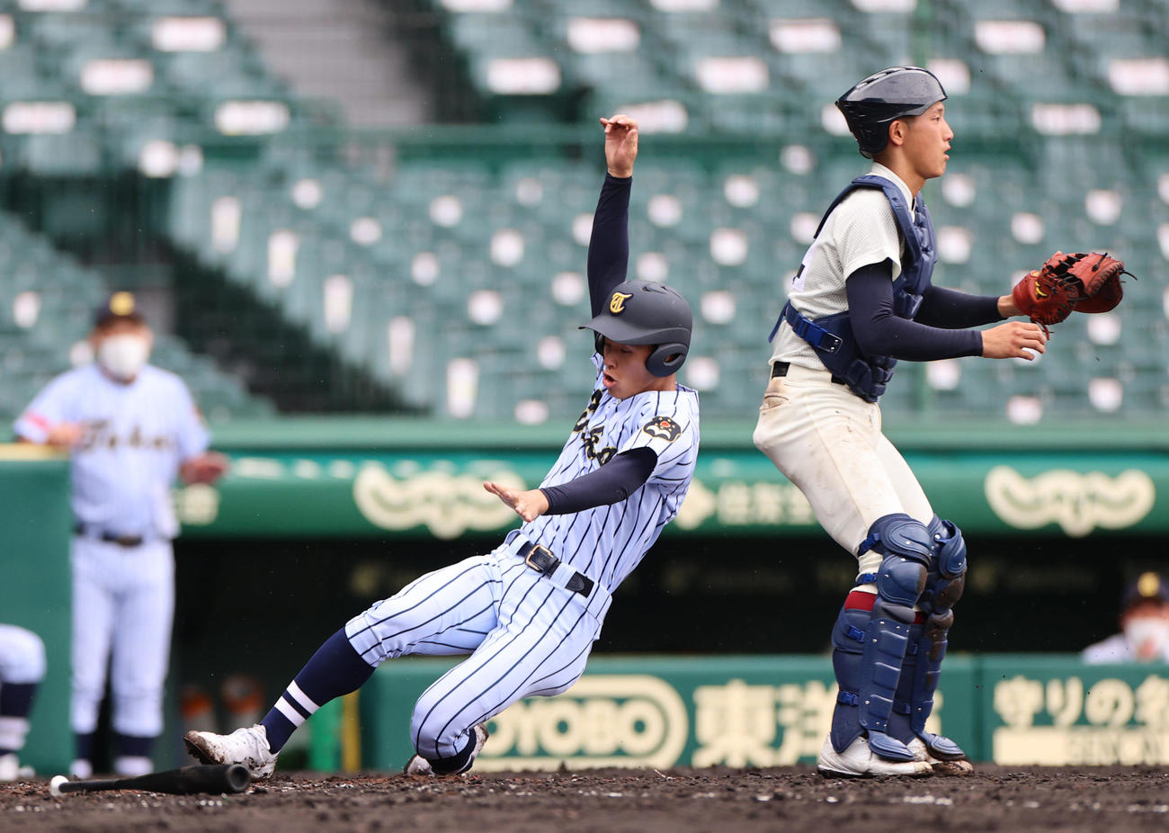 東海大菅生対大阪桐蔭　2回表東海大菅生2死一塁、桜井の右前打で相手守備の乱れをつき一気に生還する金谷（撮影・清水貴仁）