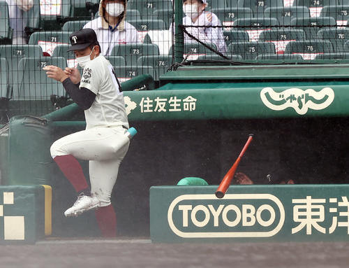 東海大菅生対大阪桐蔭　8回表東海大菅生1死一塁、本田が手を滑らせ飛んでいったバットは大阪桐蔭ベンチナインに当たりそうになる（撮影・垰建太）