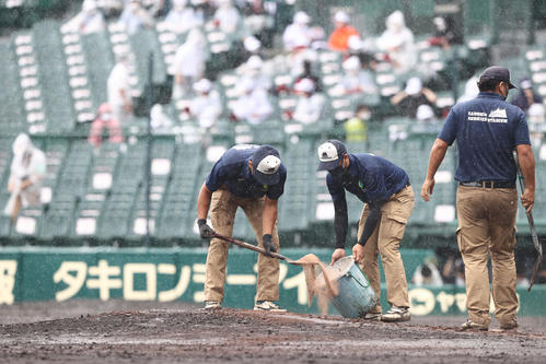 東海大菅生対大阪桐蔭　イニング間にマウンドを整備する阪神園芸（撮影・垰建太）