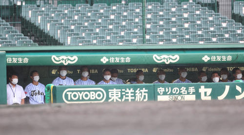 東海大菅生対大阪桐蔭　コールドゲームとなりぼうぜんとする東海大菅生ナイン（撮影・清水貴仁）