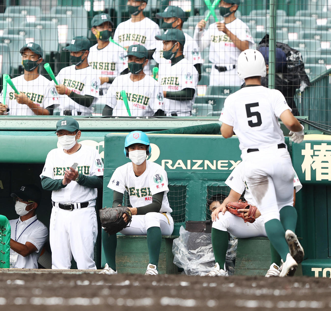明豊対専大松戸　4回裏専大松戸2死三塁、吉岡の適時打で追加点を得て拍手する持丸監督（左）（撮影・垰建太）