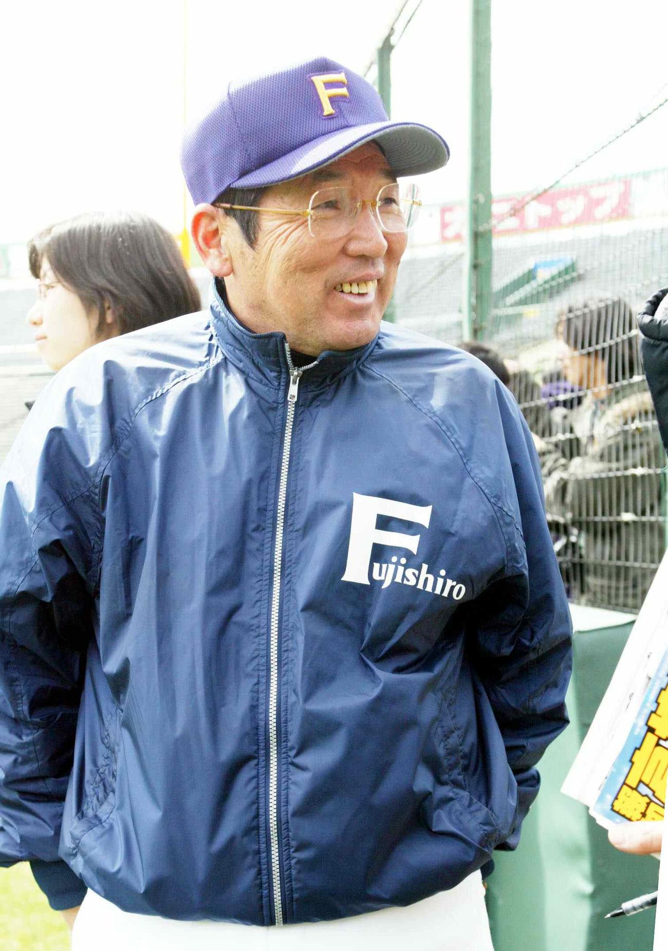 練習で笑顔を見せる藤代・持丸修一監督（2003年3月17日撮影）