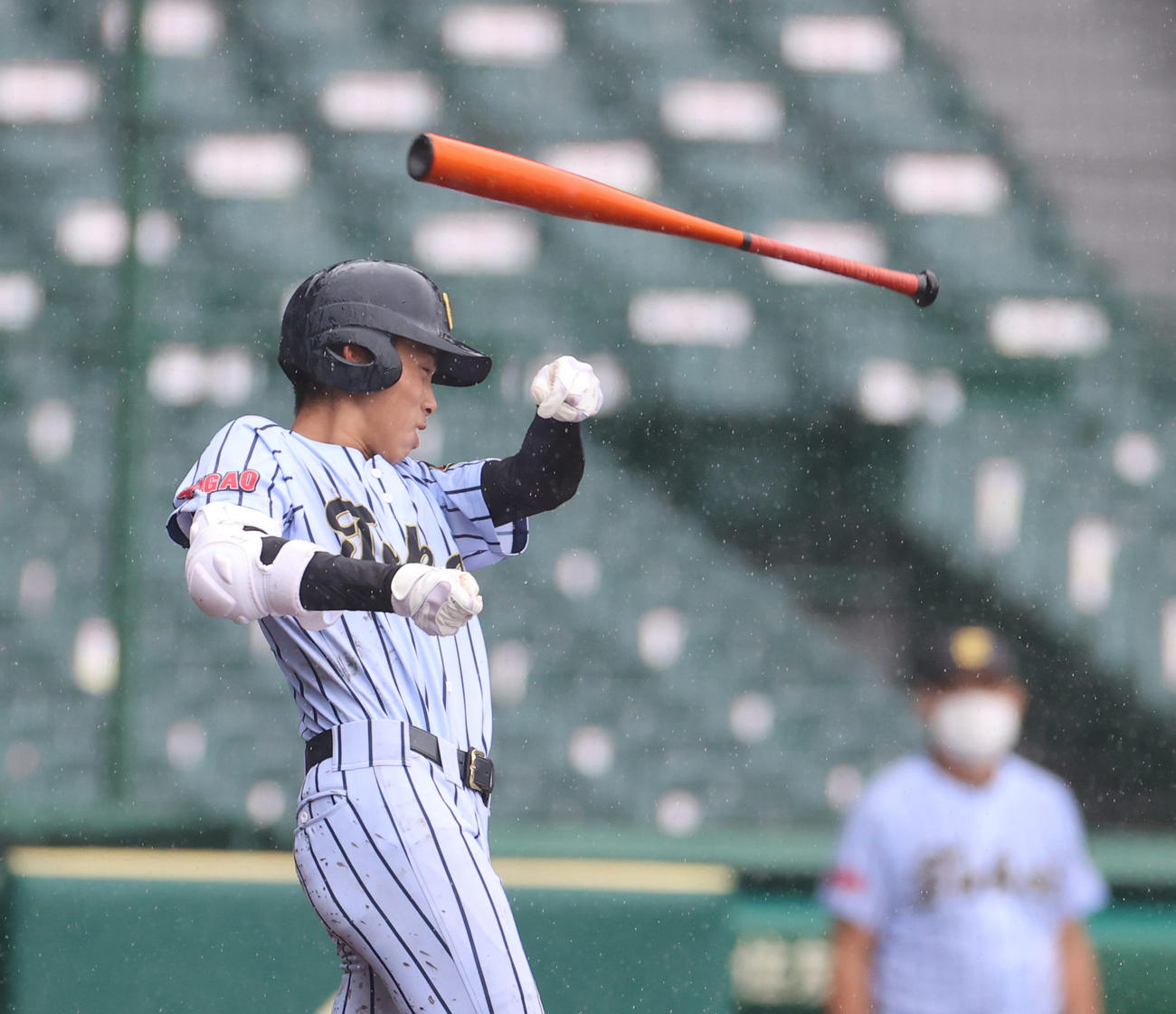 東海大菅生対大阪桐蔭　8回表東海大菅生1死一塁、スイングも滑りバットを飛ばしてしまう本田（撮影・清水貴仁）