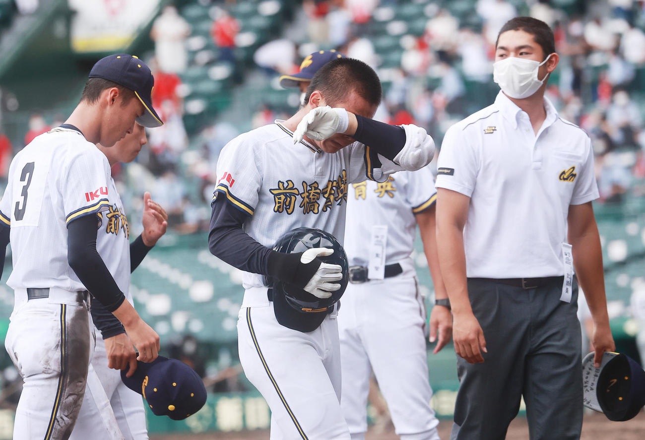 前橋育英対京都国際　0－1で敗れ涙する前橋育英・外丸（撮影・野上伸悟）