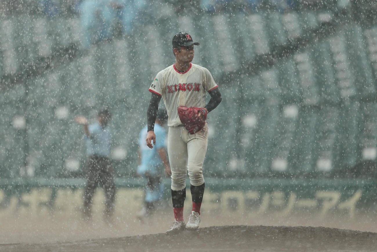 日大東北対近江　日大東北対近江　5回裏近江2死満塁、打者西山のとき雨脚が強まり試合が中断しベンチへ引き揚げる吉田（撮影・前田充）