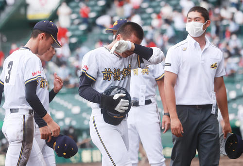 前橋育英対京都国際 0-1で敗れ涙する前橋育英・外丸(撮影・野上伸悟)