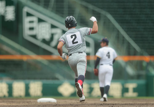 前橋育英対京都国際 2回裏京都国際無死、先制の左越え本塁打を放ちガッツポーズする中川(撮影・前田充)