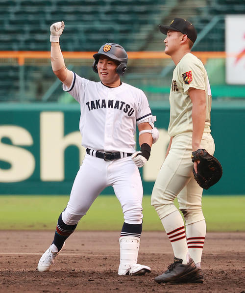 3回裏高松商1死一、三塁、先制の左前適時打を放ちガッツポーズの浅野(撮影・野上伸悟)