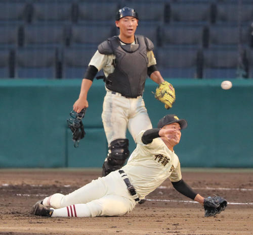 作新学院対高松商 5回裏高松商無死一、二塁、投手佐藤(手前)は安藤のバント処理で足を滑らし三塁悪送球となり失点する(撮影・上山淳一)