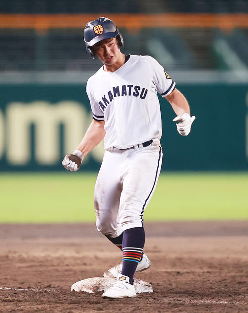 作新学院対高松商 8回裏高松商2死満塁、走者一掃の中越え3点適時三塁打を放ちガッツポーズで喜ぶ藤井(撮影・野上伸悟)
