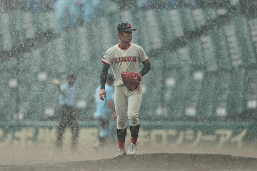 日大東北対近江 日大東北対近江 5回裏近江2死満塁、打者西山のとき雨脚が強まり試合が中断しベンチへ引き揚げる吉田(撮影・前田充)