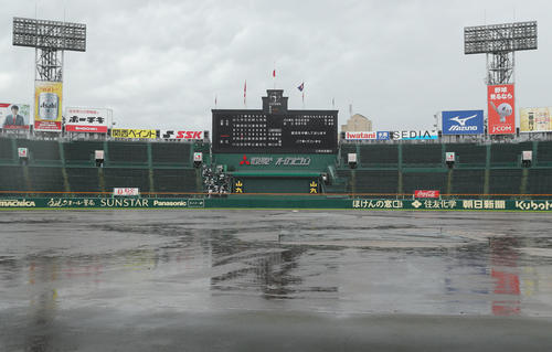 日大東北対近江　5回裏近江2死満塁、打者津田のとき雨脚が強まり試合が中断し、グラウンドに水がたまった甲子園球場（撮影・前田充）