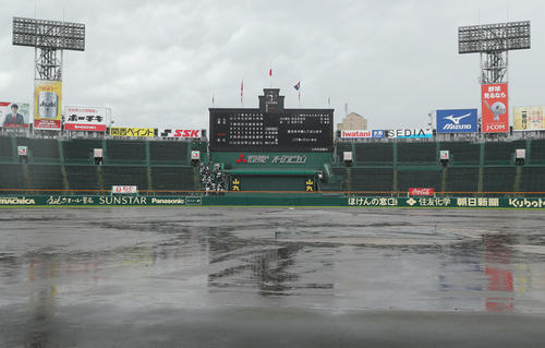 日大東北対近江 5回裏近江2死満塁、打者津田のとき雨脚が強まり試合が中断し、グラウンドに水がたまった甲子園球場(撮影・前田充)