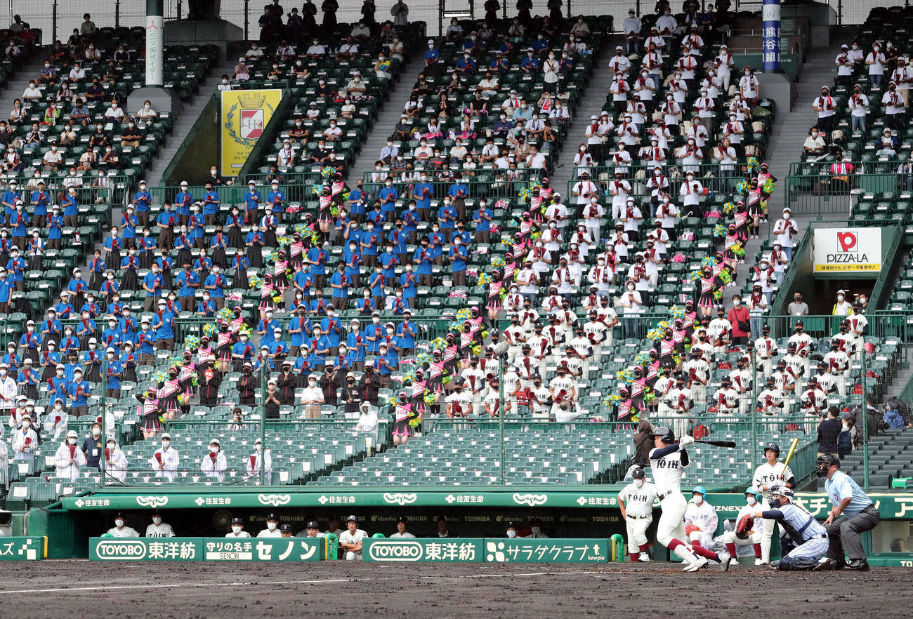 東海大菅生対大阪桐蔭　1回裏大阪桐蔭2死二塁、内野スタンドの応援団、チアを背に先制の中越え2点本塁打を放つ花田（撮影・垰建太）
