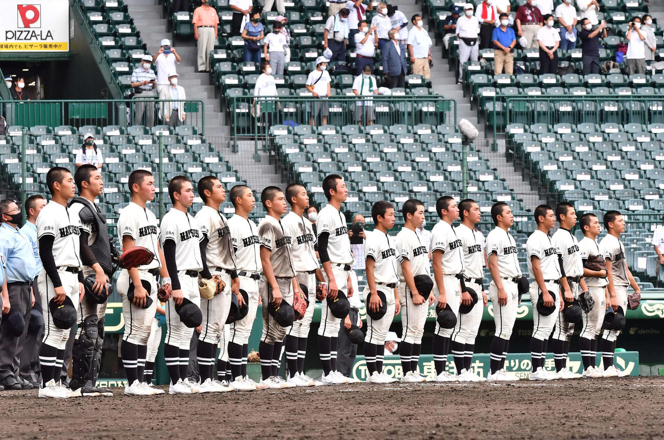 11日の1回戦で高岡商に勝利し校歌を歌う松商学園ナイン