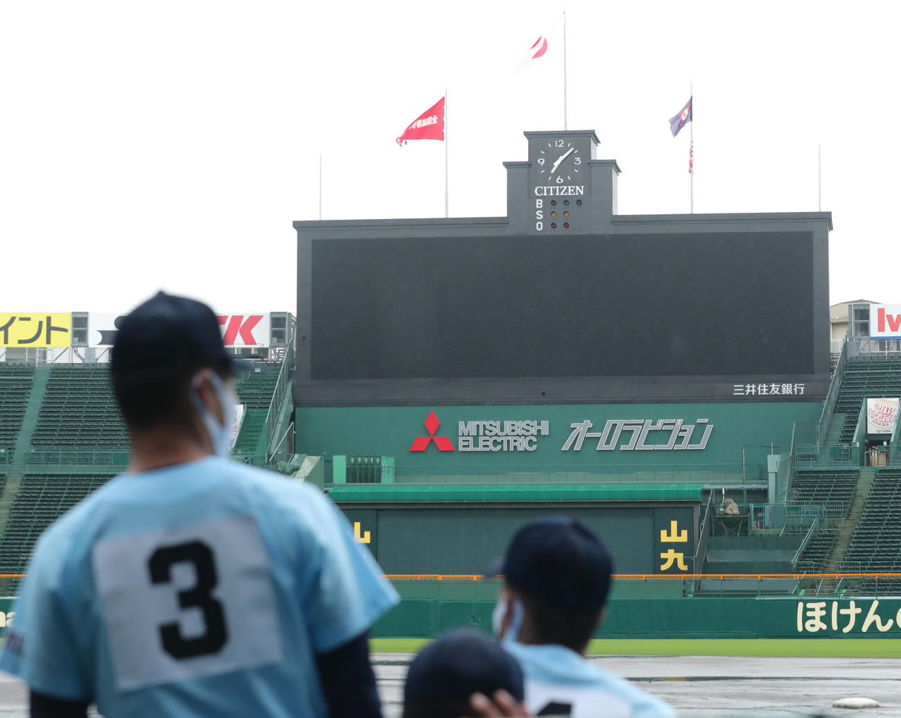 悪天候のため順延となり甲子園球場のグラウンドを見つめる近江ナイン（撮影・垰建太）