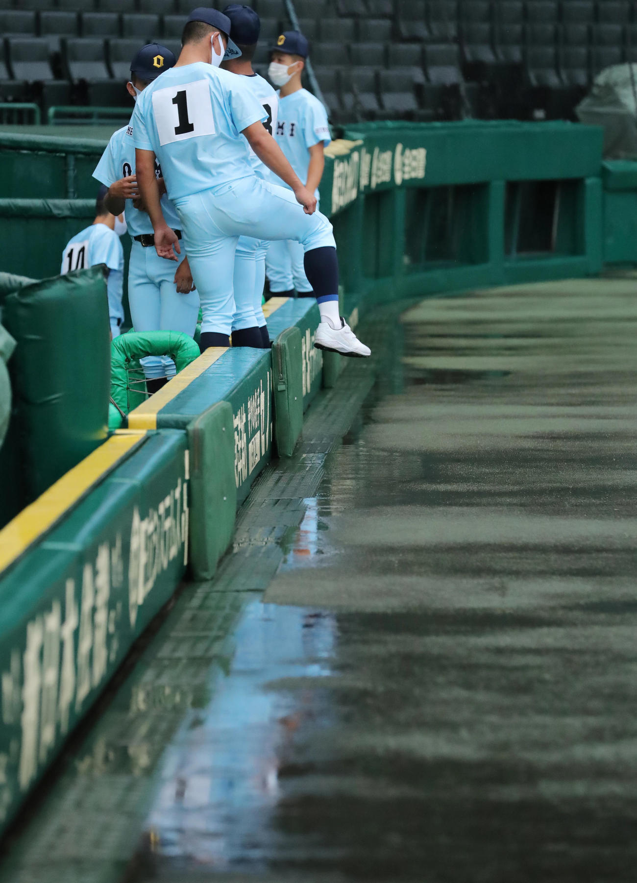 悪天候のため順延となりベンチでたたずむ近江ナイン（撮影・垰建太）