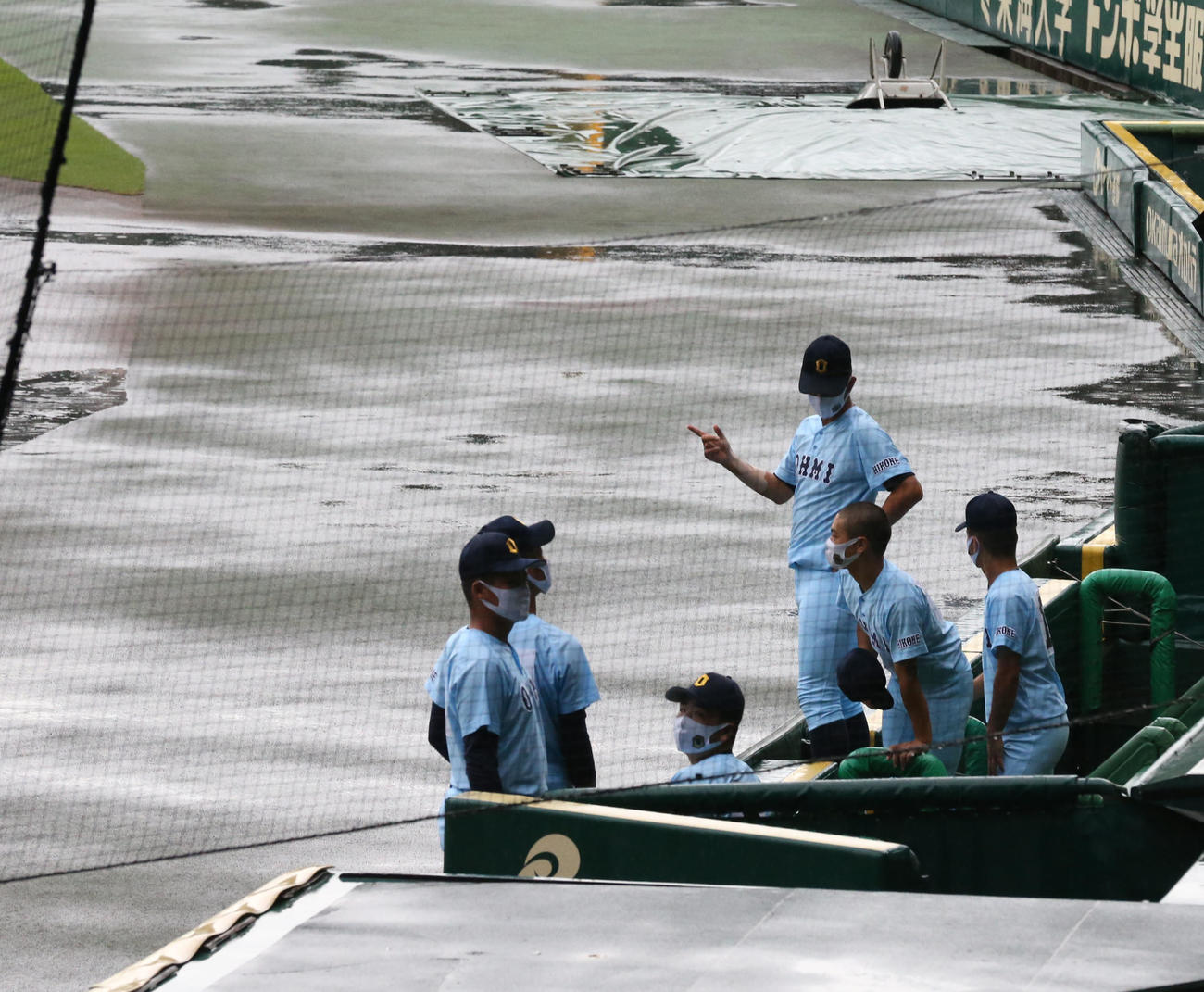 順延となったグラウンドの様子をうかがう近江ナイン（撮影・屋方直哉）