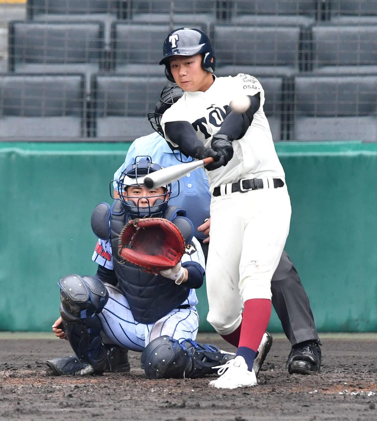 東海大菅生対大阪桐蔭　3回裏大阪桐蔭無死、左越え本塁打を放つ藤原（撮影・岩下翔太）