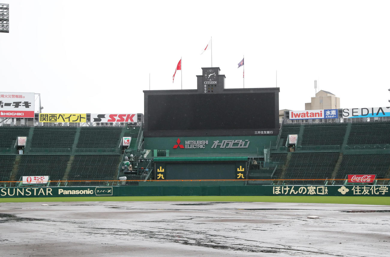 天候不良のため中止になった甲子園球場（撮影・屋方直哉）