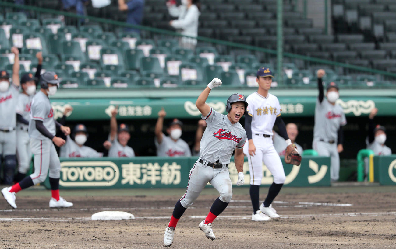 前橋育英対京都国際　2回裏京都国際無死、中川は先制の左越え本塁打を放ちガッツポーズ（撮影・上山淳一）
