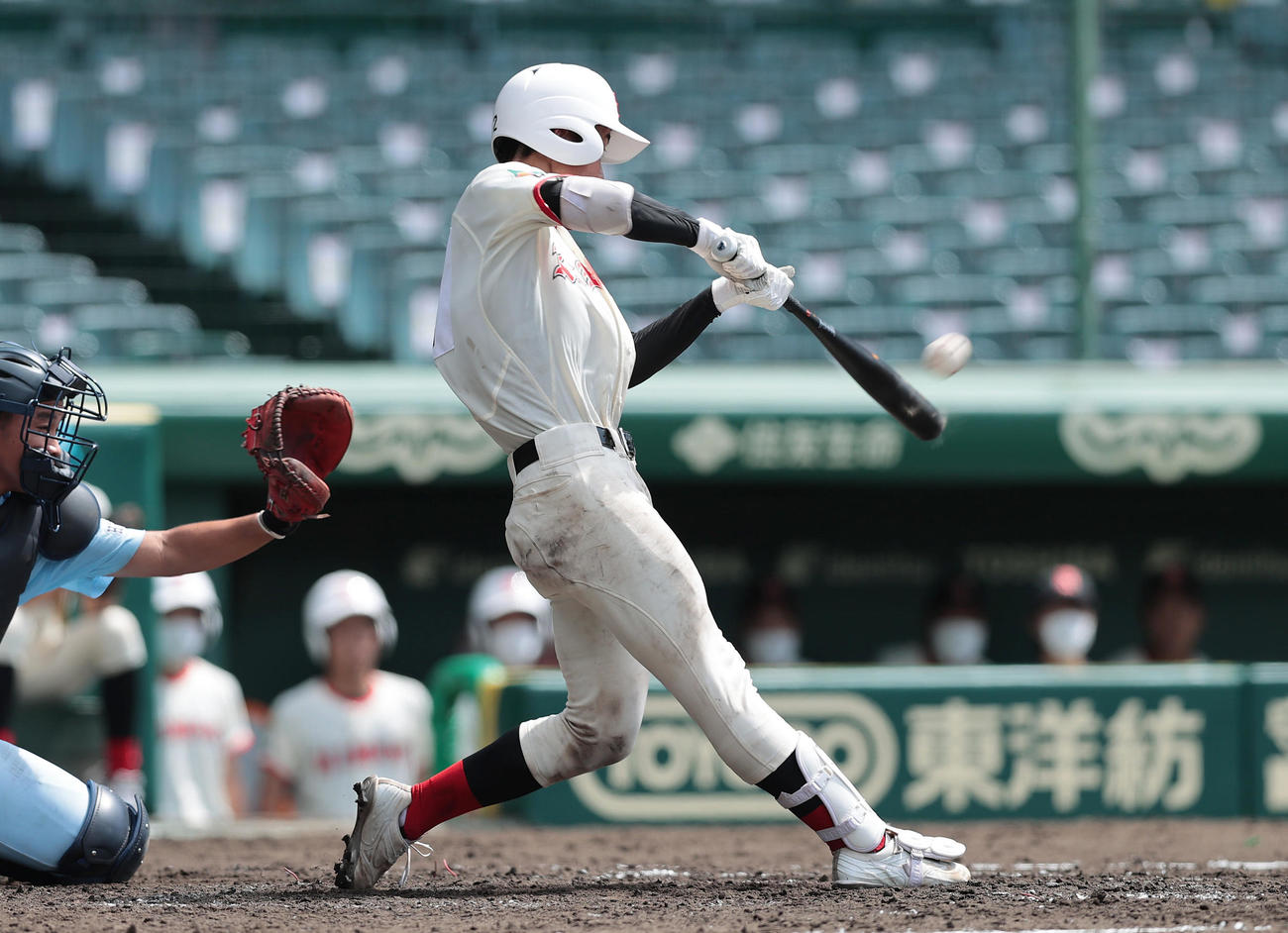 近江対日大東北　5回裏日大東北無死三塁、中越え適時三塁打を放つ奈須（撮影・前田充）