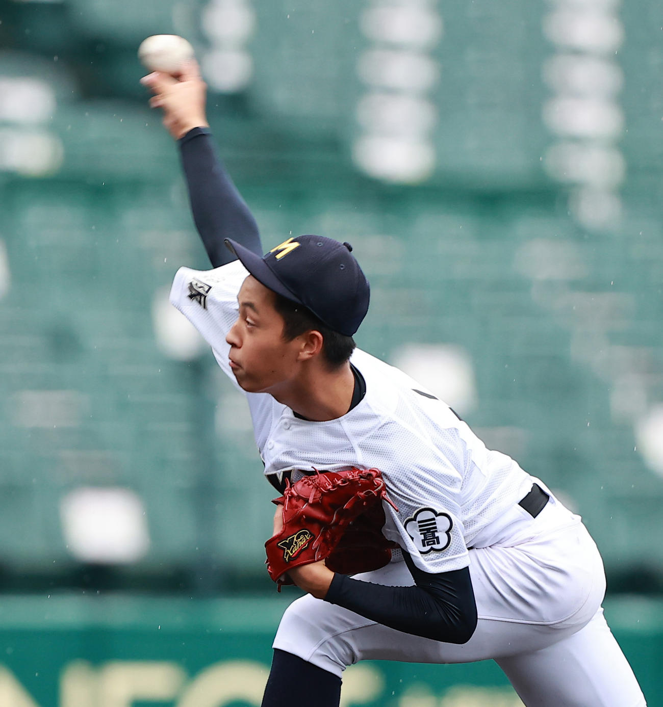 三重対樟南　力投する三重・上山（撮影・野上伸悟）